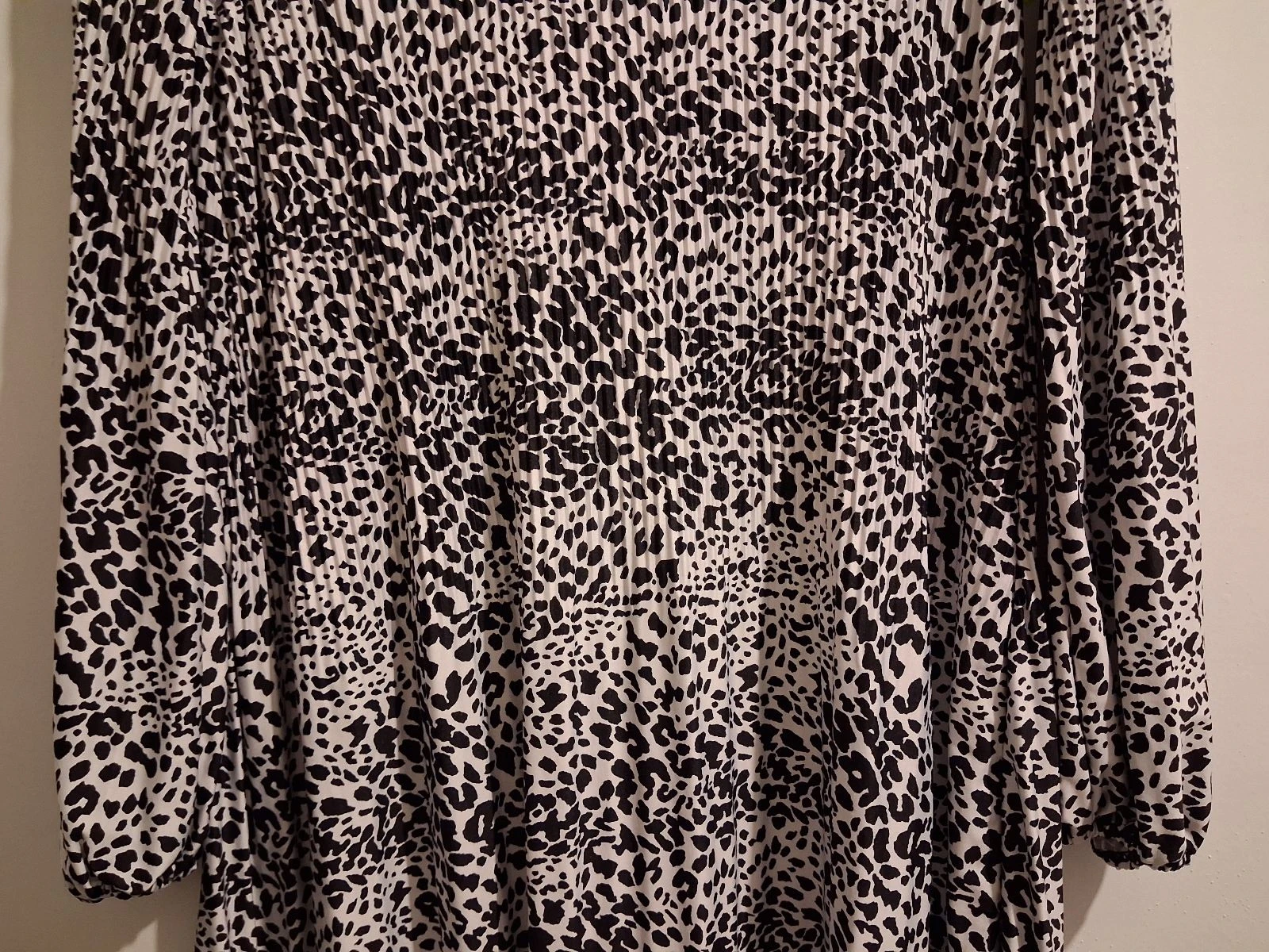 Vestido plissado Stradivarius com estampa de oncinha – photo 3